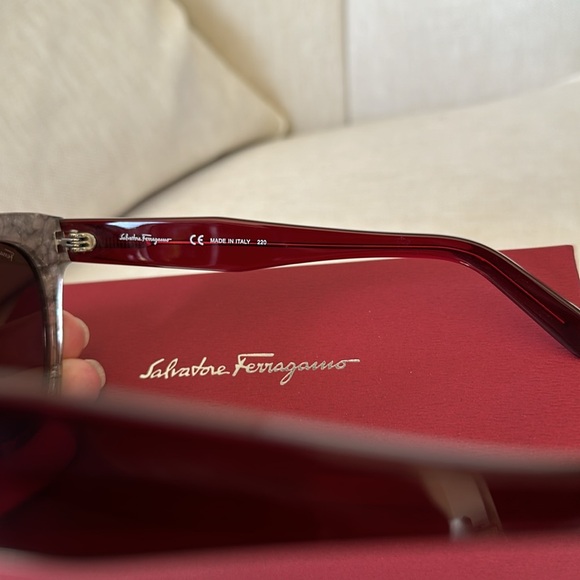 Ferragamo Cat Eye sunglasses NWT, case, box 🎁 - Picture 4 of 13
